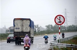 Xe máy "vô tư" vào cao tốc Hà Nội – Bắc Giang